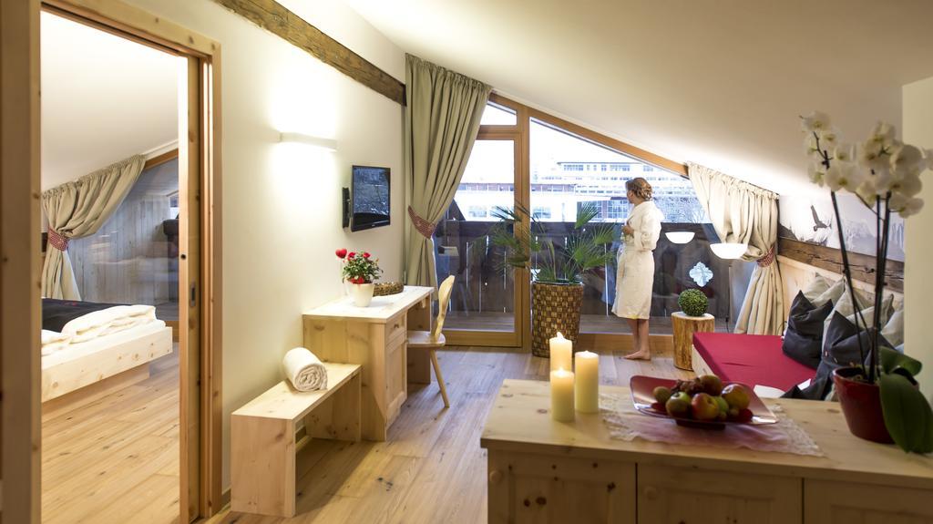 Suite,208747681:JPEG